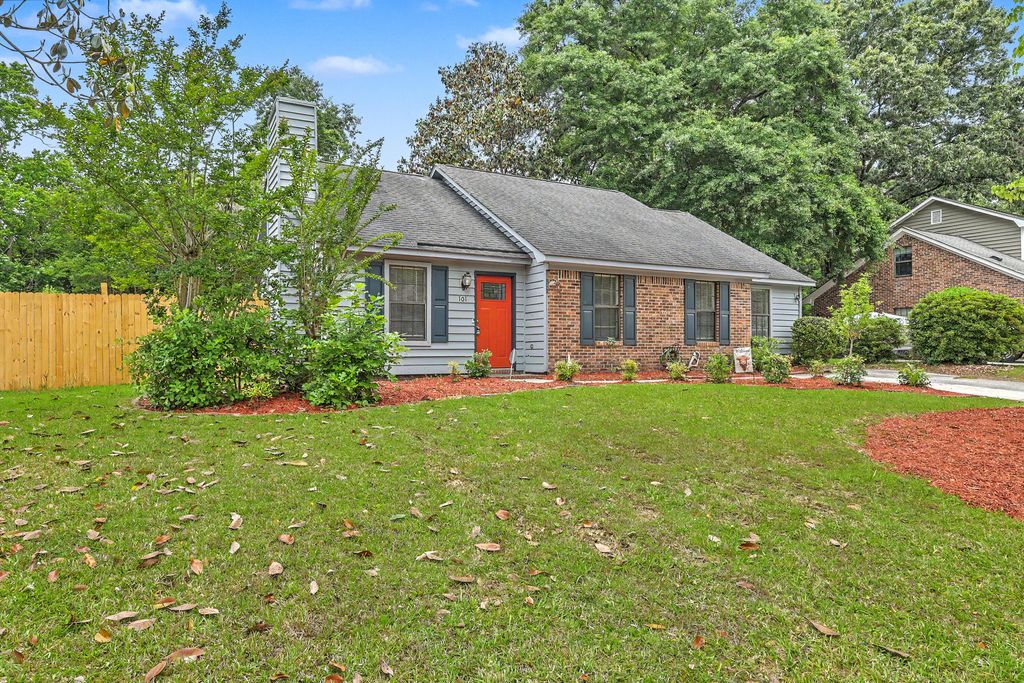 Photo of 101 Glebe Road, Summerville, SC 29485 (MLS # 26012422)