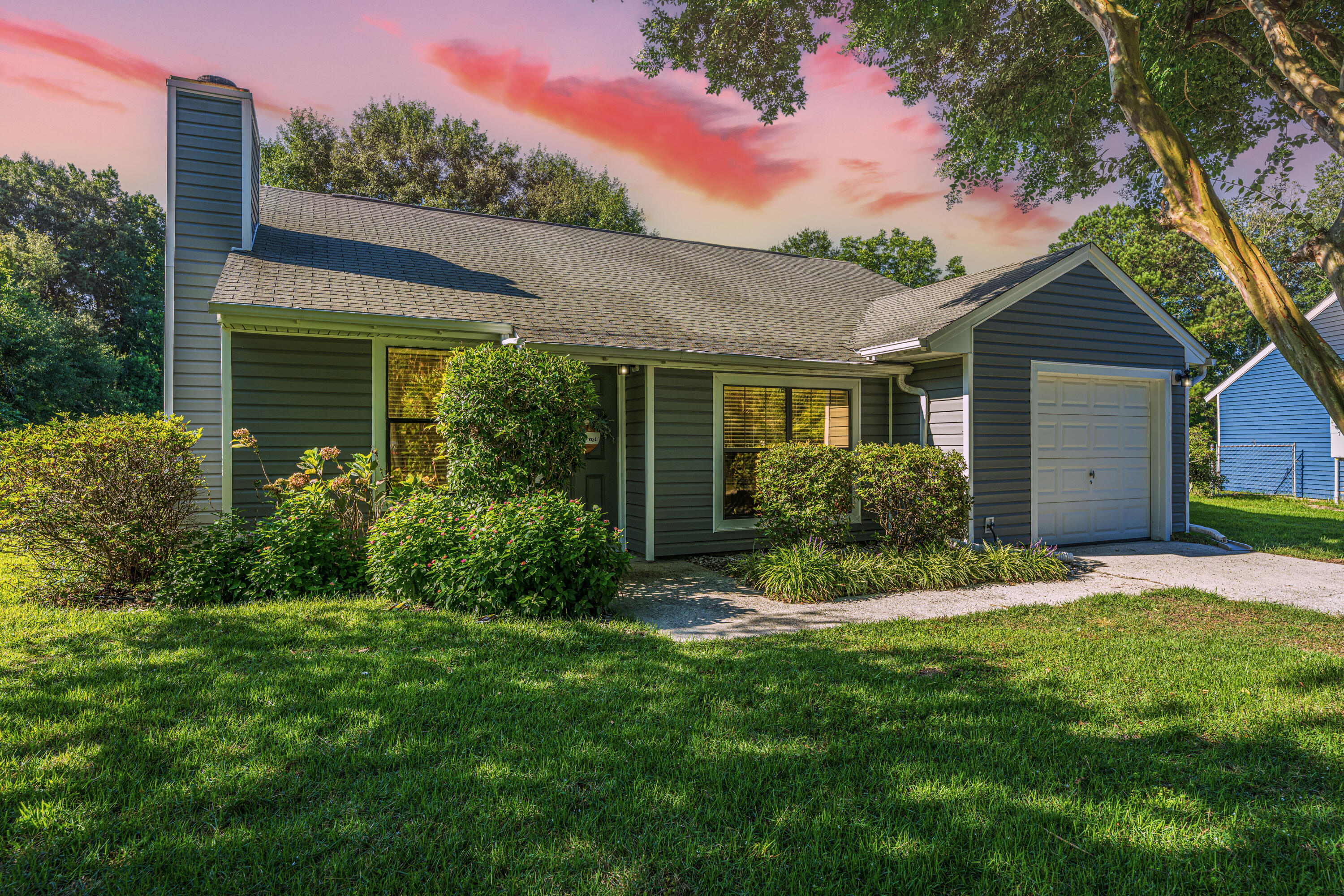 995 Oakcrest Drive