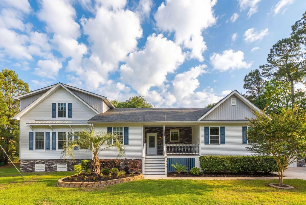 Photo of 958 Beehive Road, Mount Pleasant, SC 29429 (MLS # 26014309)
