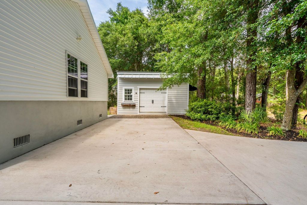 Photo of 958 Beehive Road, Mount Pleasant, SC 29429 (MLS # 26014309)