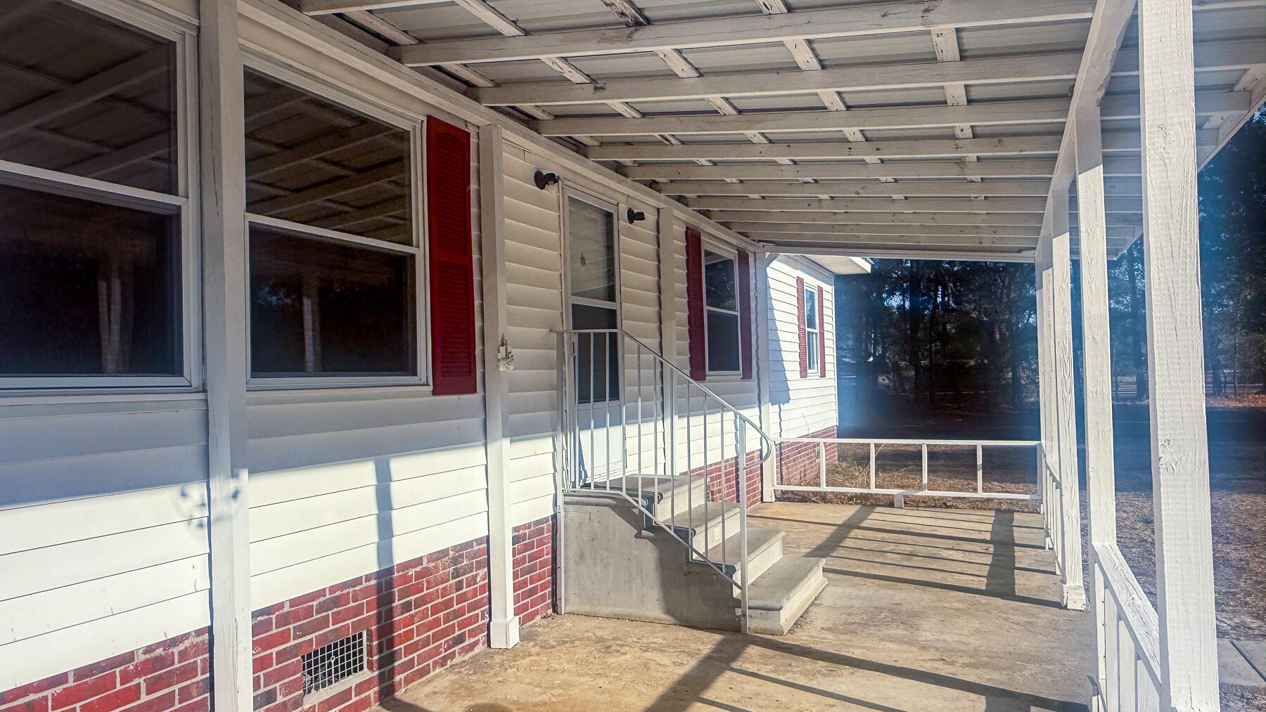 1748 Highway 402