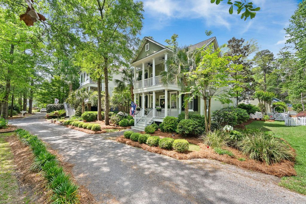 Photo of 102 Lowndes Lane, Summerville, SC 29483 (MLS # 26010838)