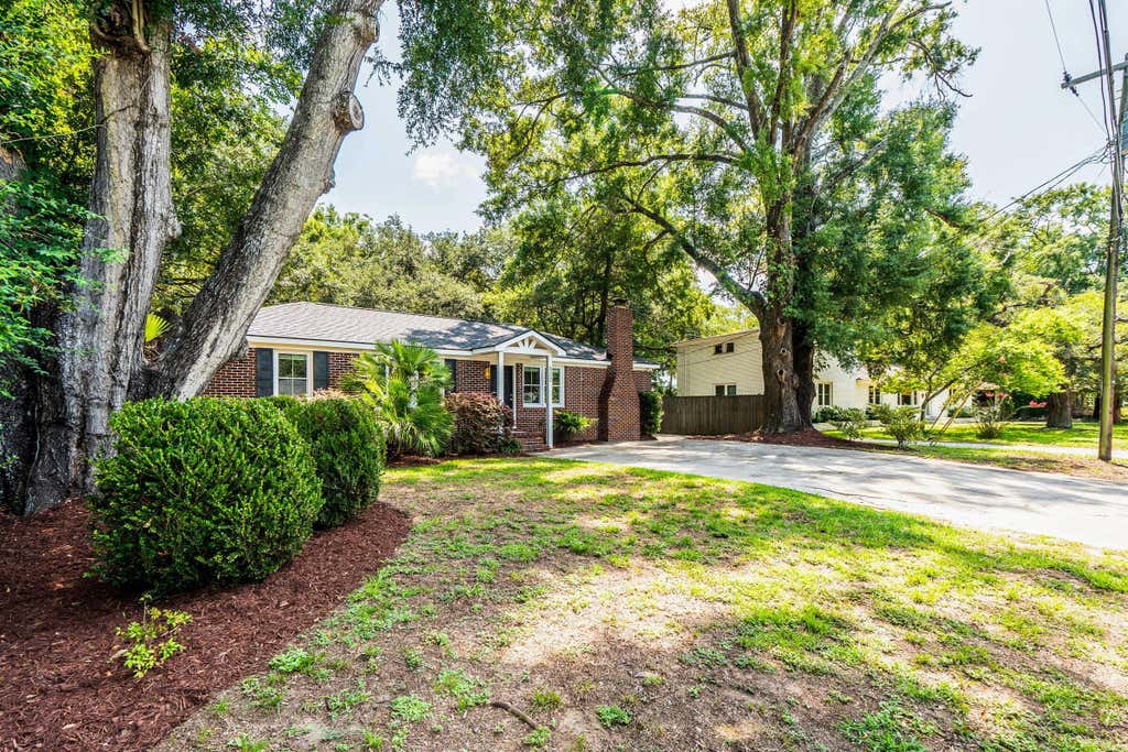 Photo of 822 W Madison Avenue, Charleston, SC 29412 (MLS # 26023173)