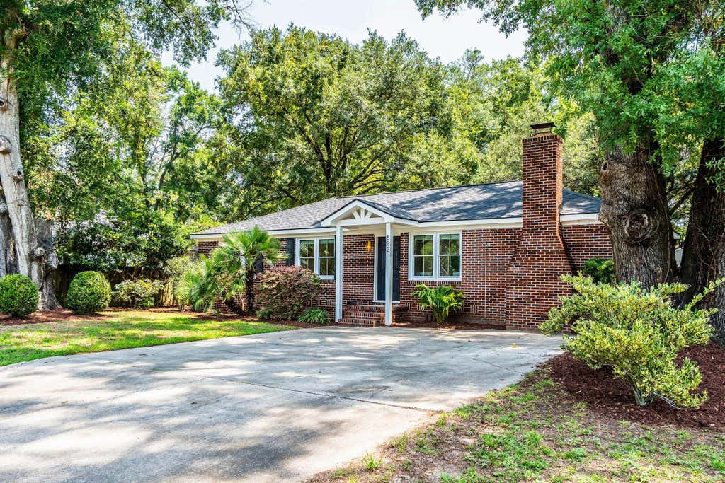 Photo of 822 W Madison Avenue, Charleston, SC 29412 (MLS # 26023173)
