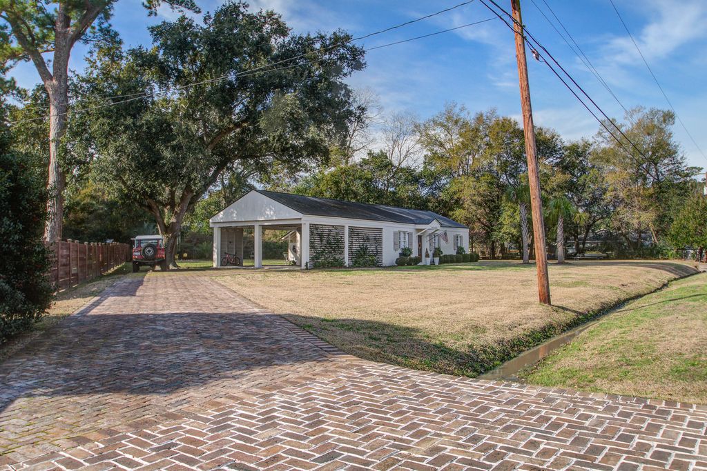 Photo of 1435 N Edgewater Drive, Charleston, SC 29407 (MLS # 26005526)