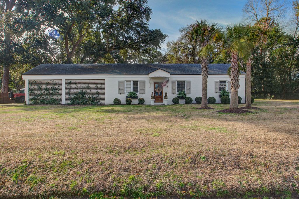 Photo of 1435 N Edgewater Drive, Charleston, SC 29407 (MLS # 26005526)