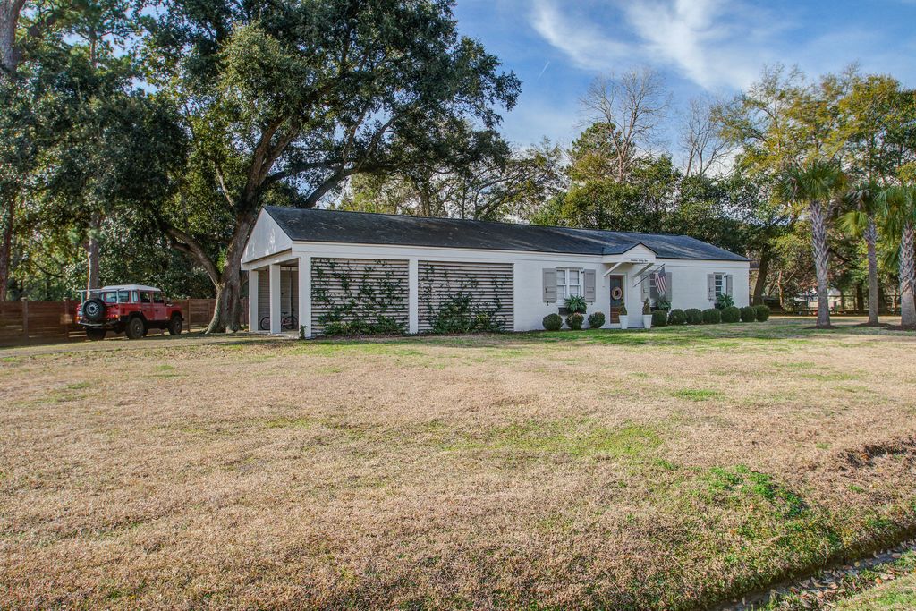 Photo of 1435 N Edgewater Drive, Charleston, SC 29407 (MLS # 26005526)