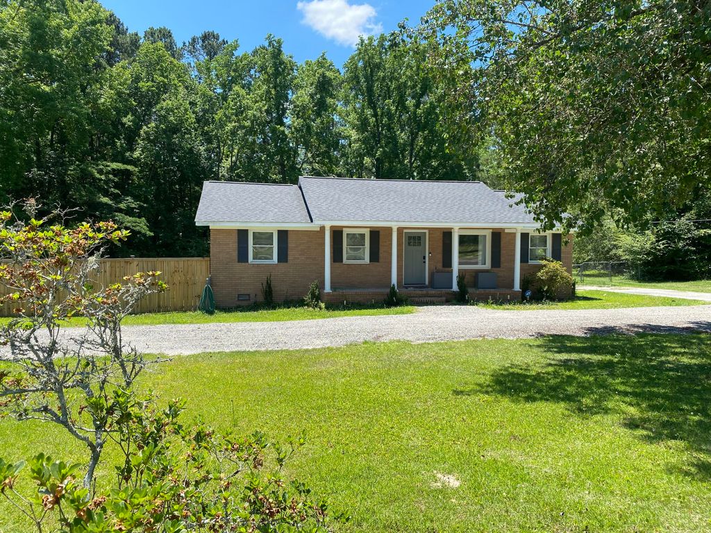 Photo of 504 W Butternut Road, Summerville, SC 29483 (MLS # 26014408)