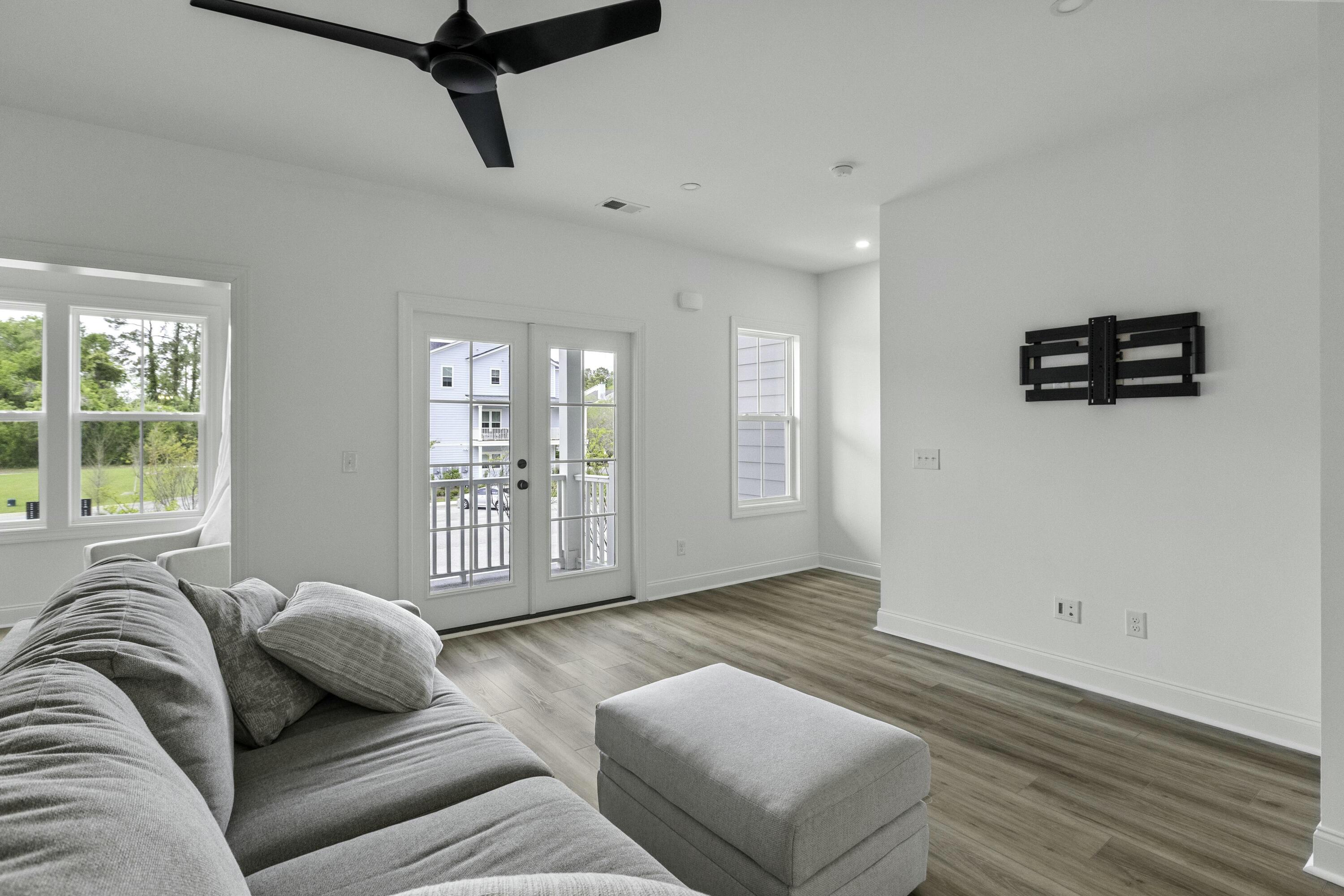 637 N Laurel Street 75