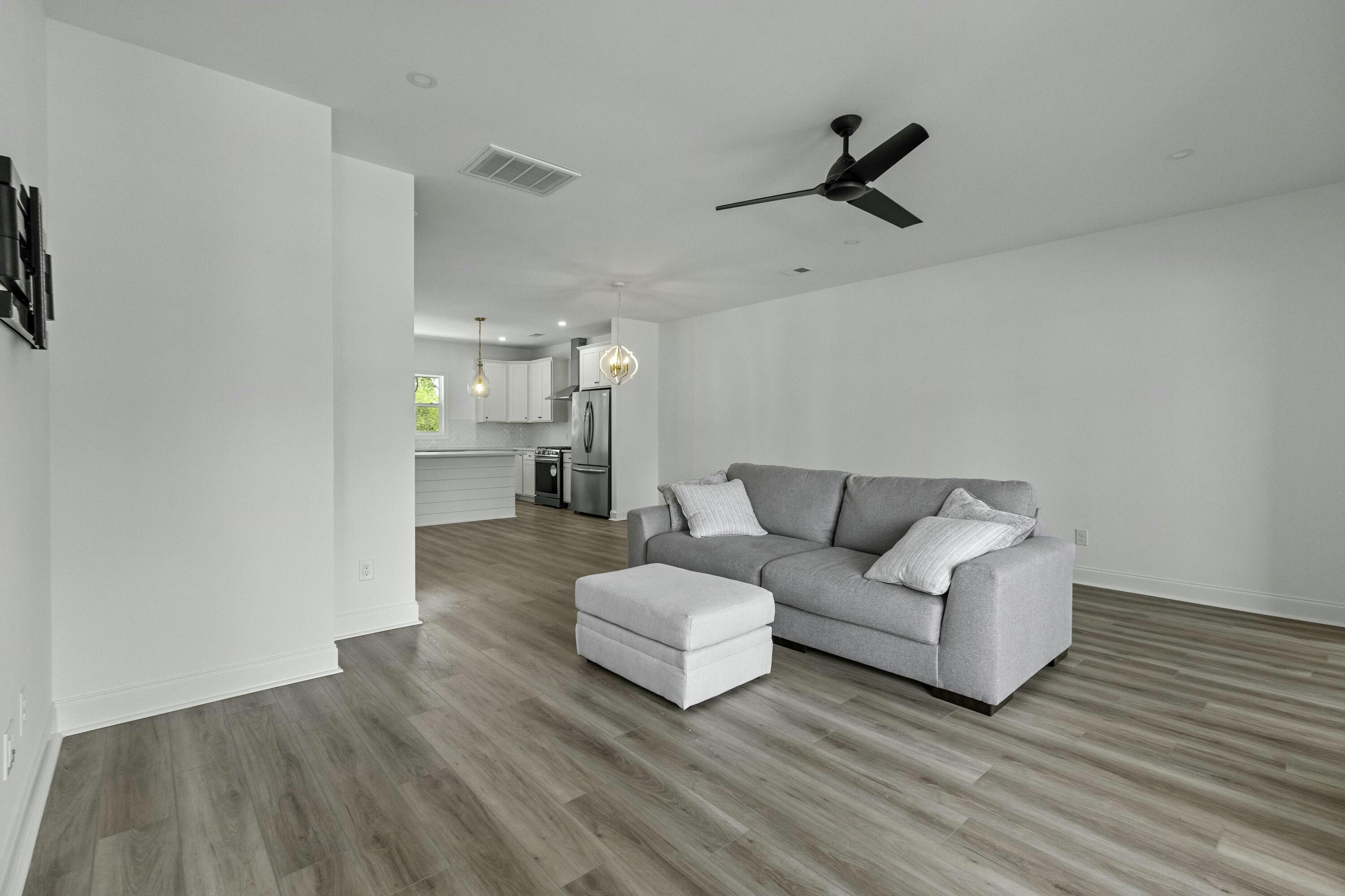 637 N Laurel Street 75