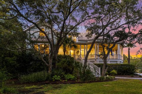 Photo of 346 Bayview Drive, Mount Pleasant, SC 29464 (MLS # 25028729)