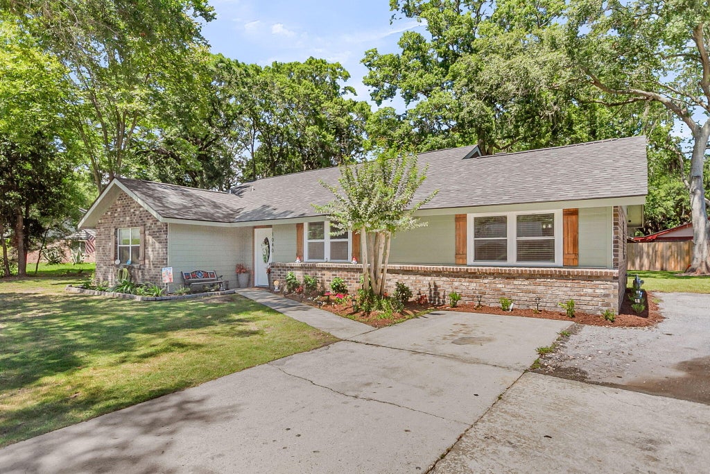 Photo of 1040 Yorktown Drive, Charleston, SC 29412 (MLS # 26018915)