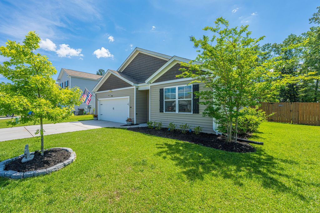 Photo of 189 Lagoona Drive, Summerville, SC 29483 (MLS # 26010822)