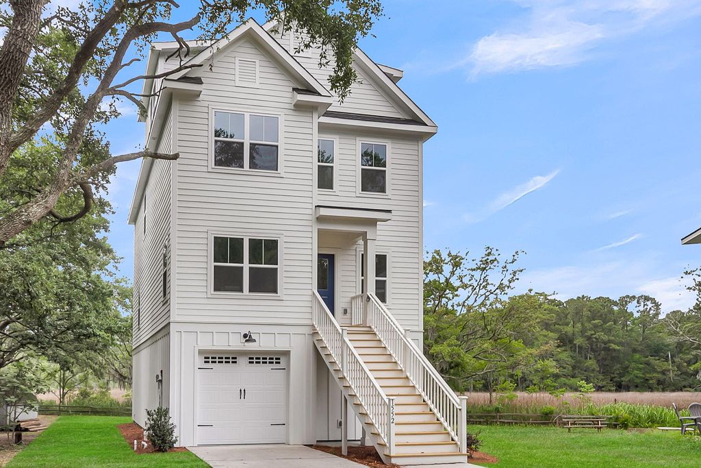 Photo of 1552 N Avalon Circle, Charleston, SC 29407 (MLS # 26012602)