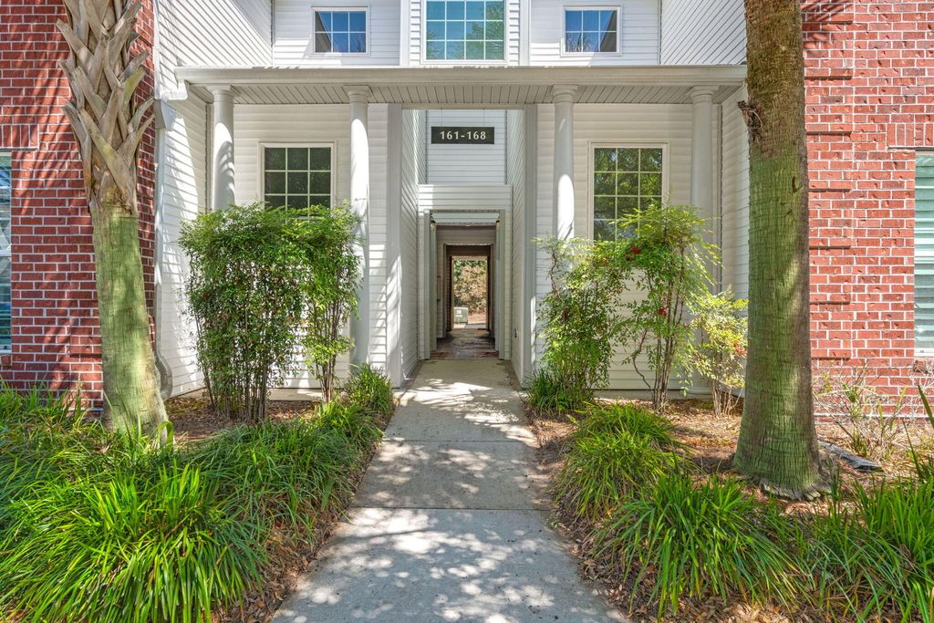 Photo of 165 Golfview Lane, Summerville, SC 29485 (MLS # 26011912)