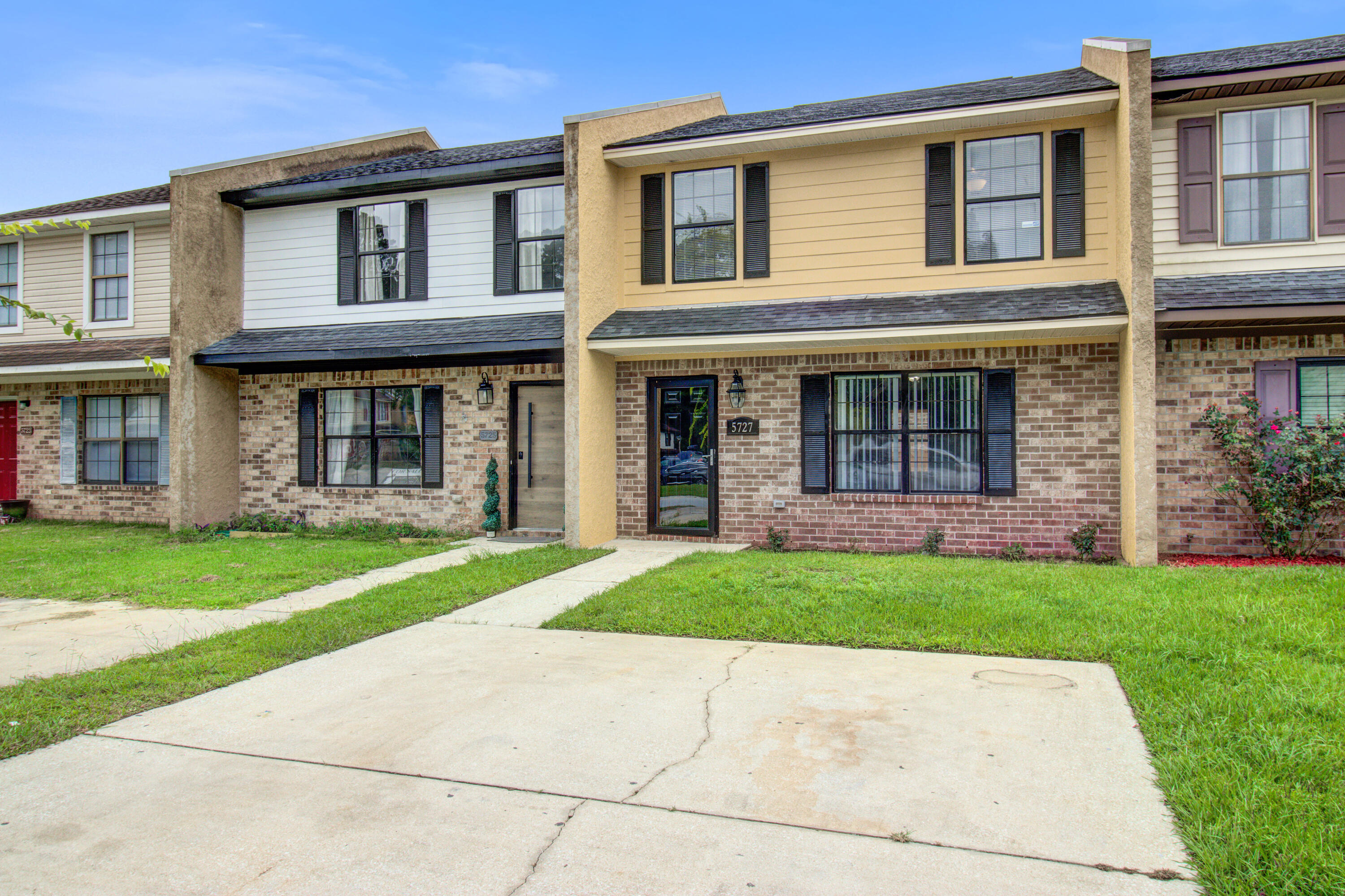 5727 Dewsbury Lane