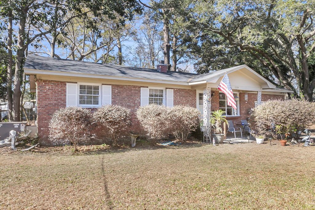 Photo of 1219 Pauline Avenue, Charleston, SC 29412 (MLS # 26004381)