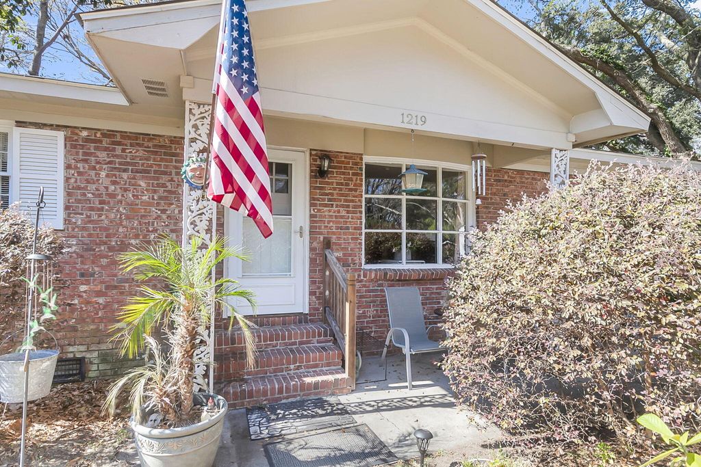 Photo of 1219 Pauline Avenue, Charleston, SC 29412 (MLS # 26004381)