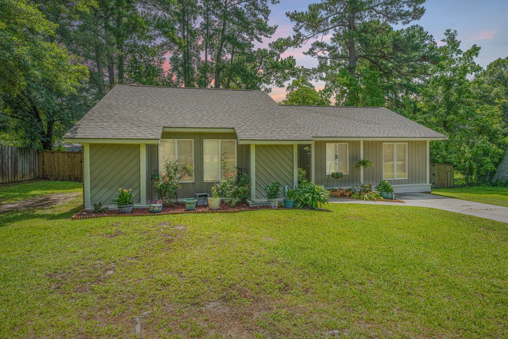 Photo of 126 Wanda Drive, Summerville, SC 29485 (MLS # 26021204)