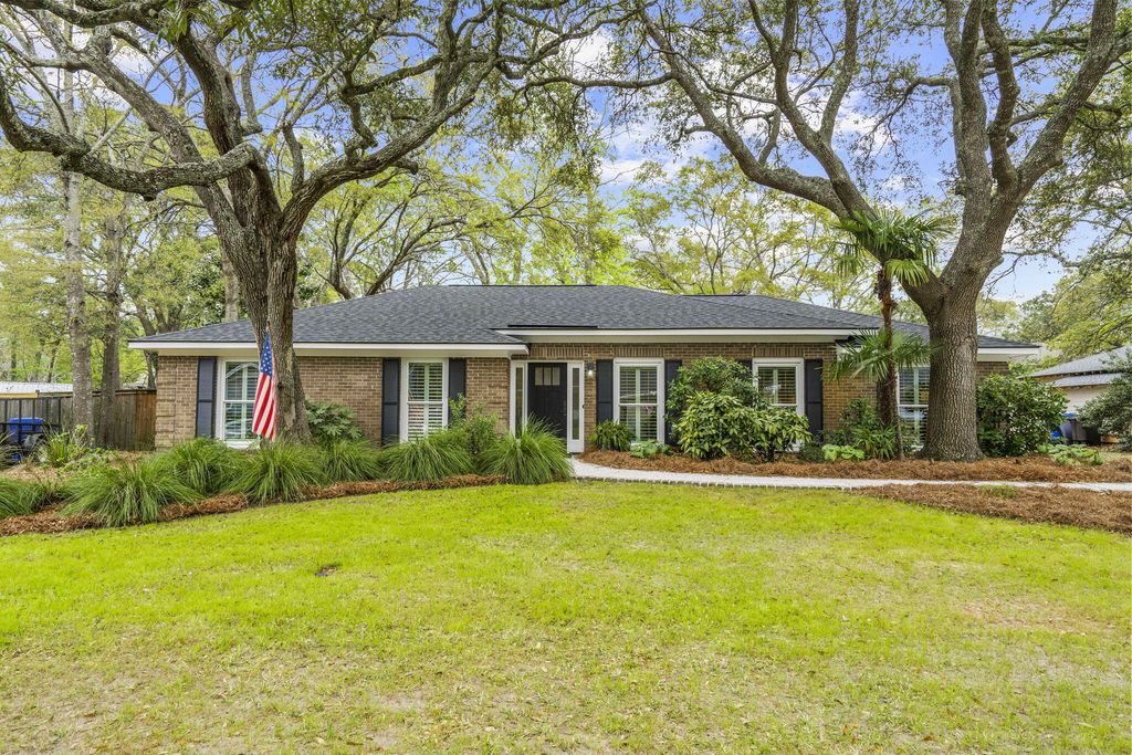 Photo of 826 Osullivan Drive, Mount Pleasant, SC 29464 (MLS # 26008953)