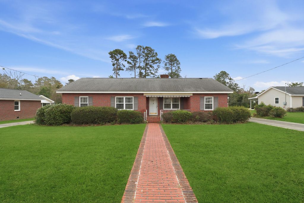Photo of 319 E Hampton Street, Elloree, SC 29047 (MLS # 26005512)