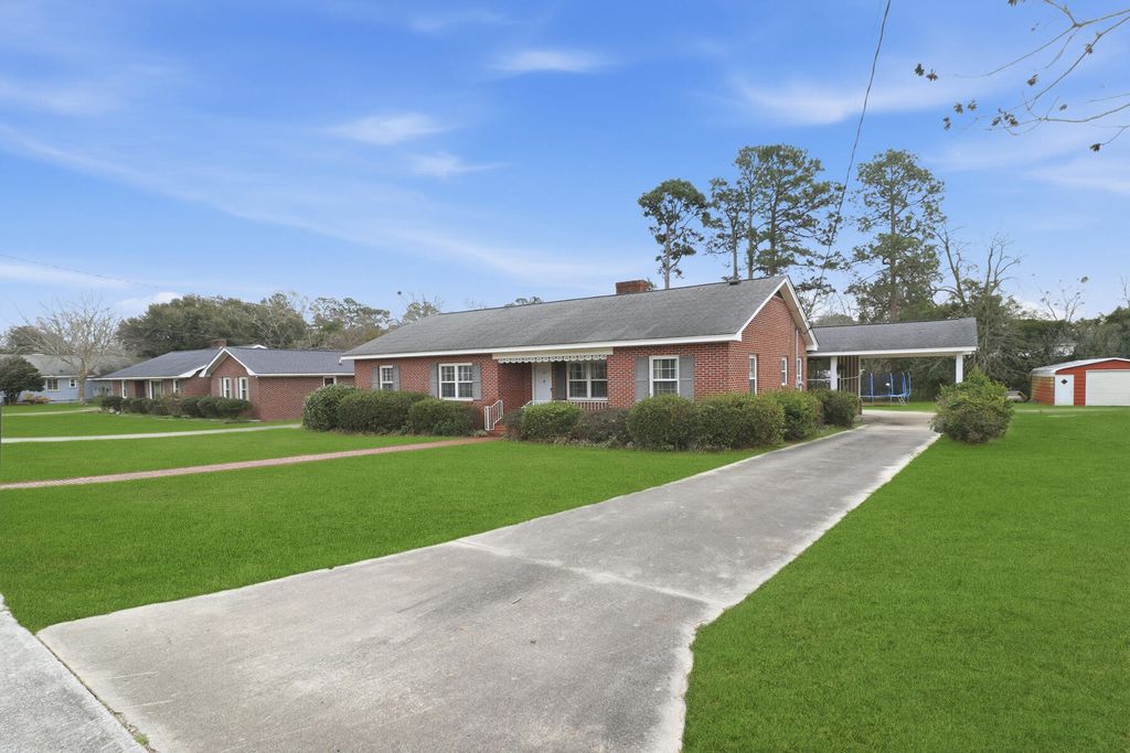 Photo of 319 E Hampton Street, Elloree, SC 29047 (MLS # 26005512)