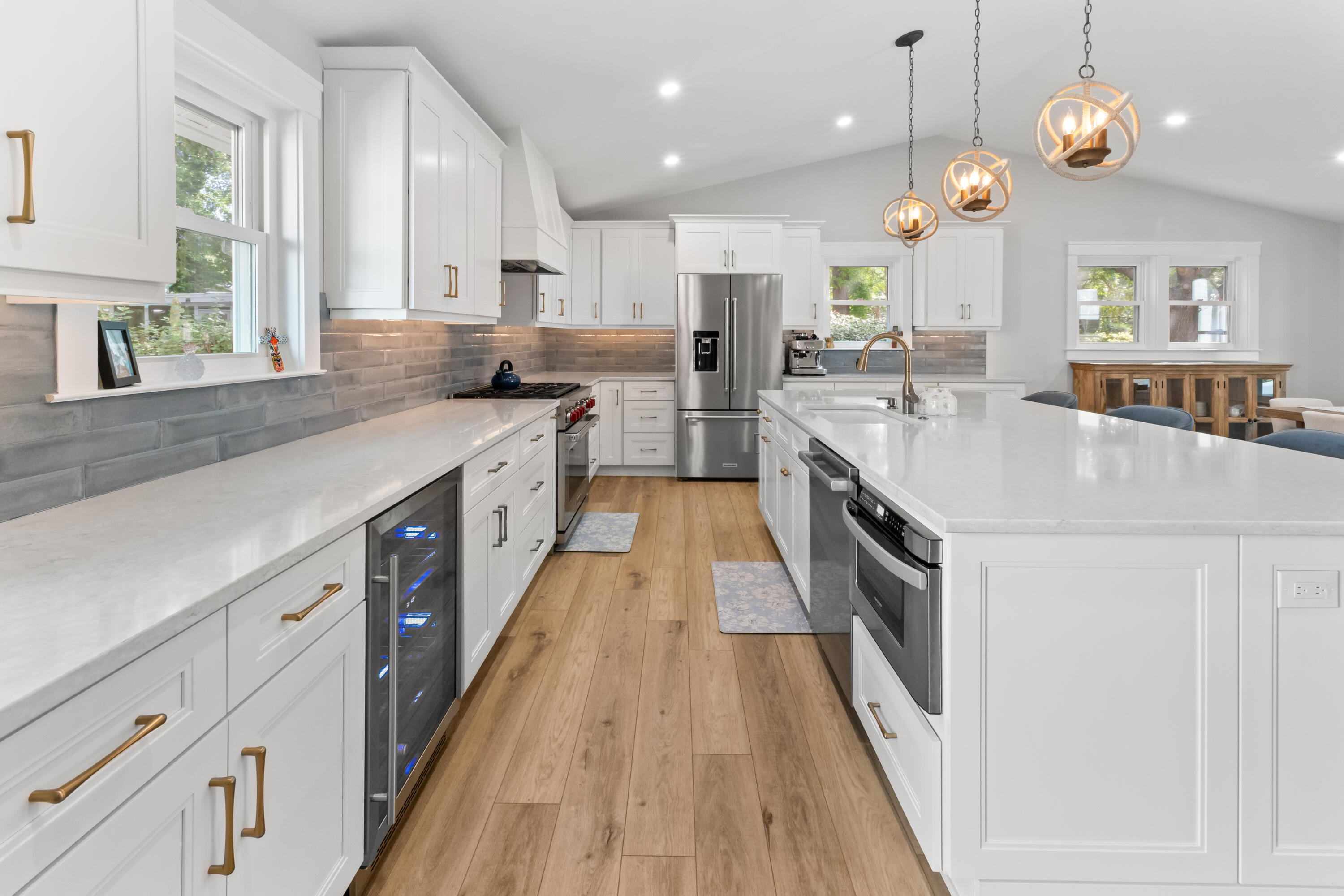 1055 Royalist Road