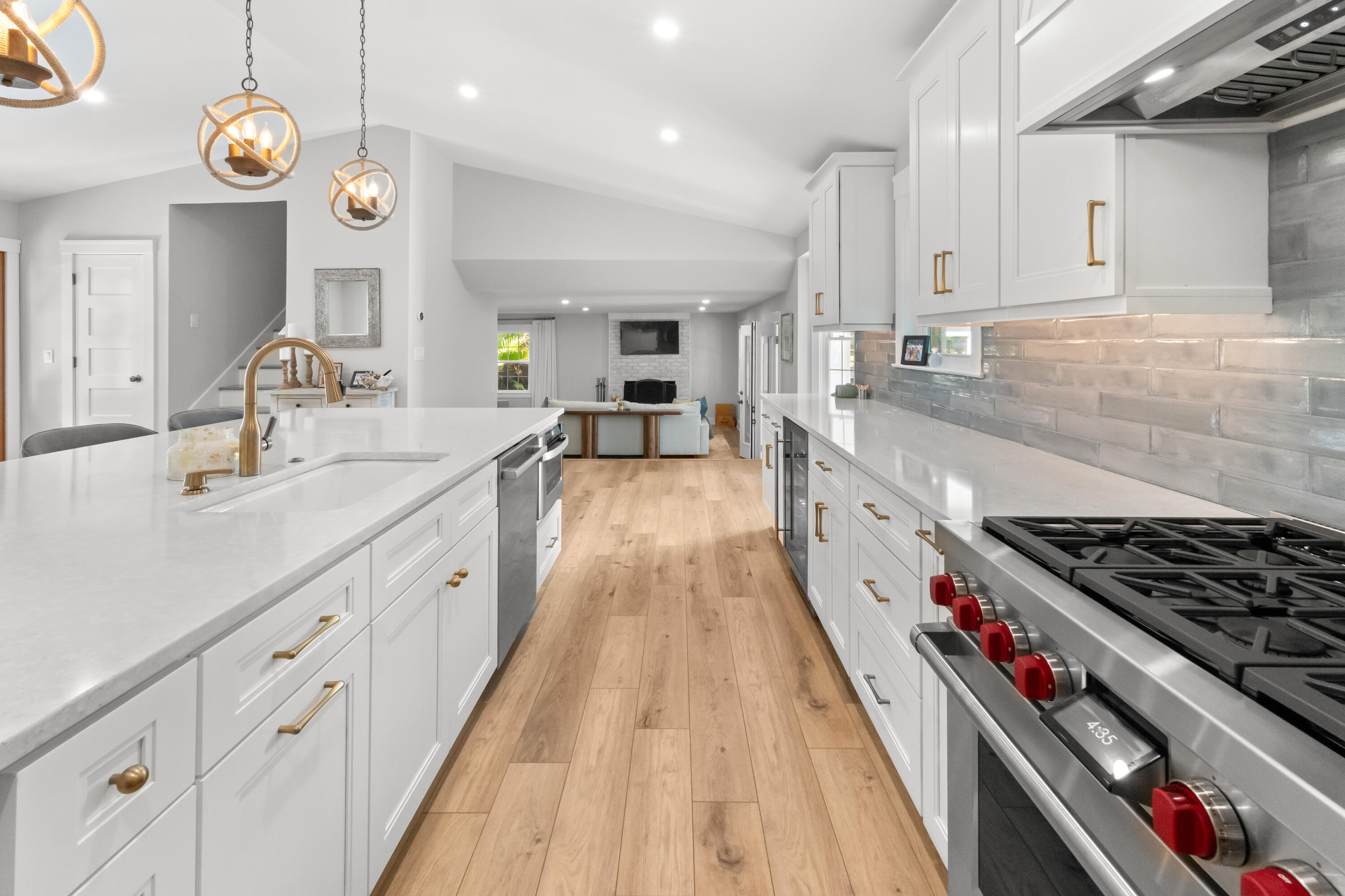 1055 Royalist Road