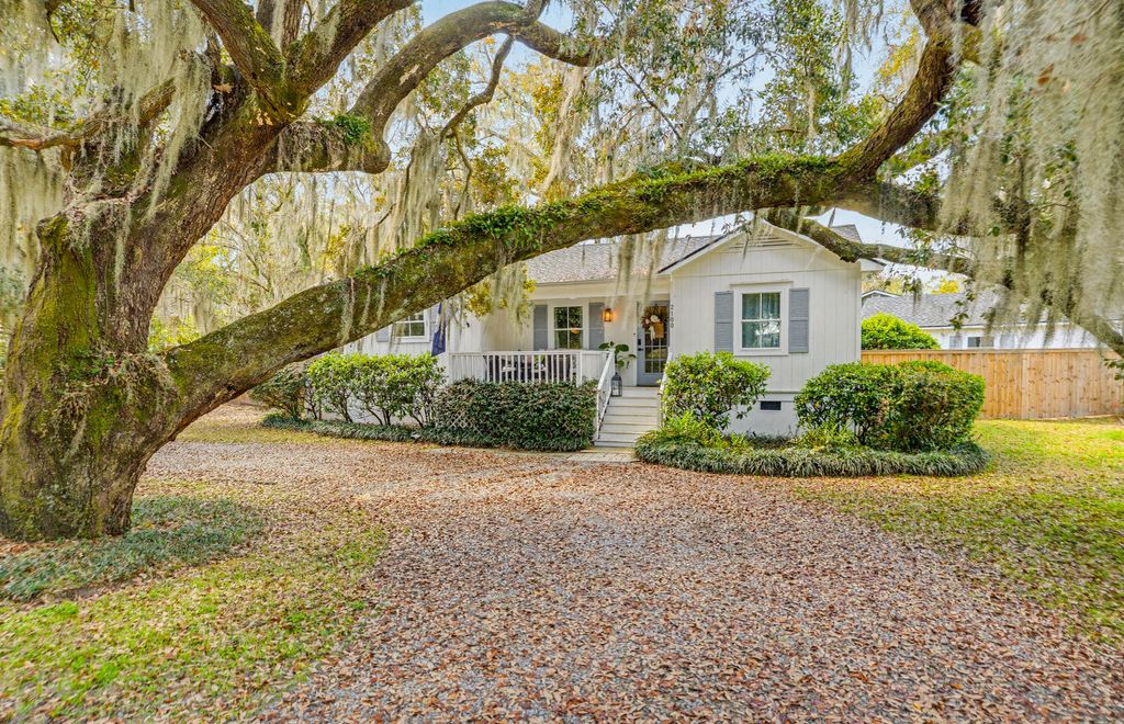Photo of 2100 Pigeon Point Road, Beaufort, SC 29902 (MLS # 26005707)
