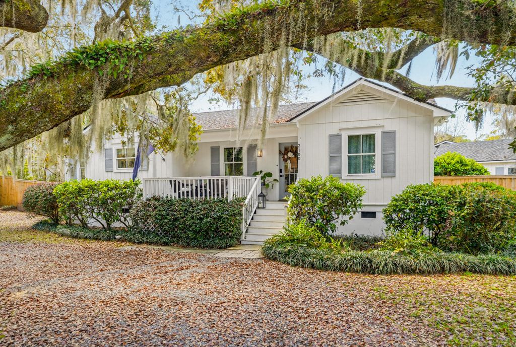 Photo of 2100 Pigeon Point Road, Beaufort, SC 29902 (MLS # 26005707)