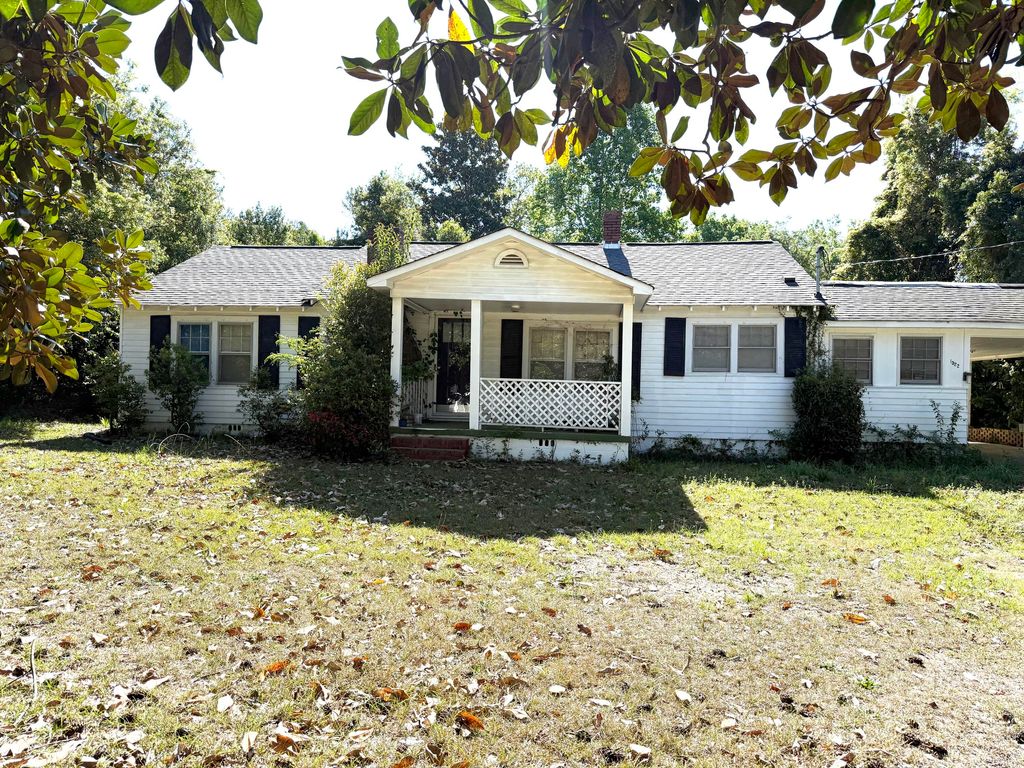 Photo of 1522 E Lee Street, Camden, SC 29020 (MLS # 26010413)