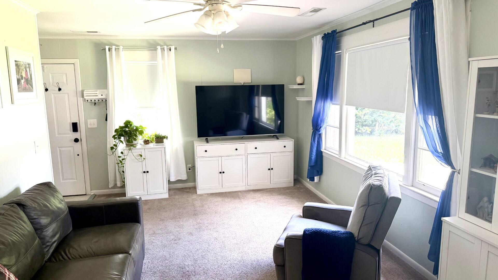 2703 N Oakridge Circle