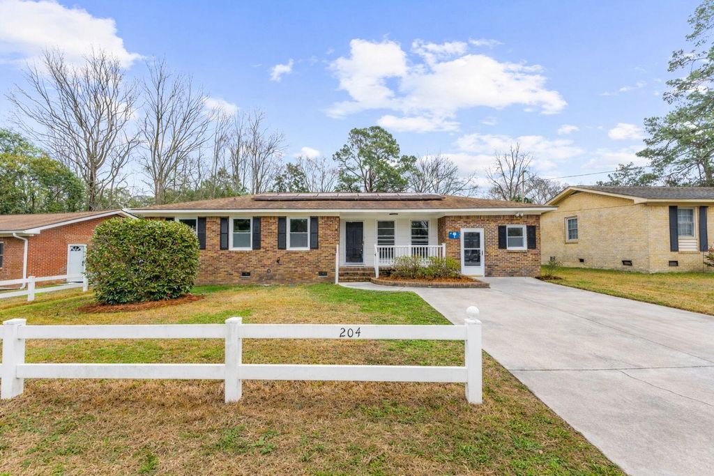 Photo of 204 Falcon Drive, Summerville, SC 29485 (MLS # 26005703)