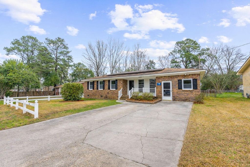 Photo of 204 Falcon Drive, Summerville, SC 29485 (MLS # 26005703)