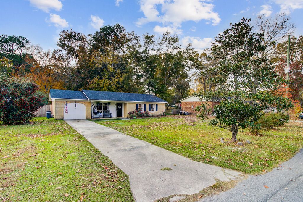 Photo of 113 Sprucewood Drive, Summerville, SC 29485 (MLS # 25031179)