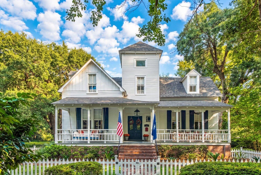 Photo of 524 Central Avenue, Summerville, SC 29483 (MLS # 26027100)