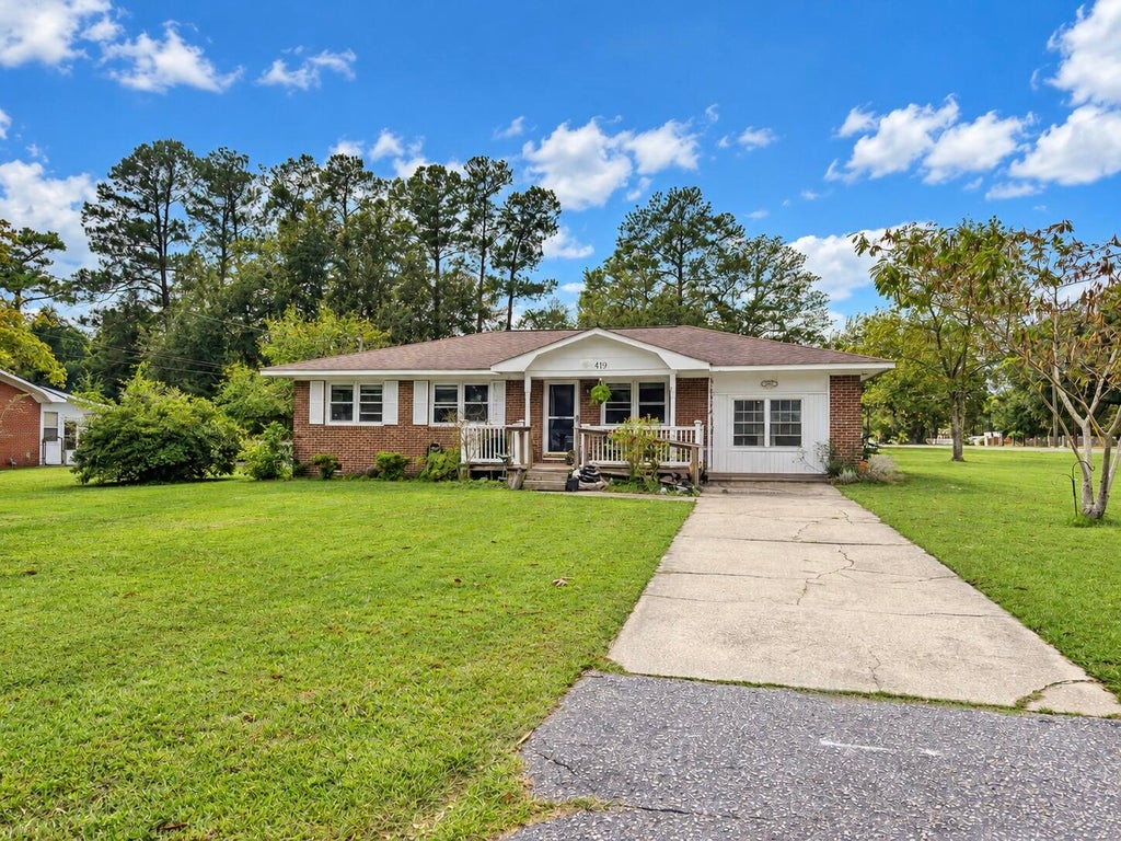 Photo of 419 Forest Circle, Summerville, SC 29483 (MLS # 26028202)
