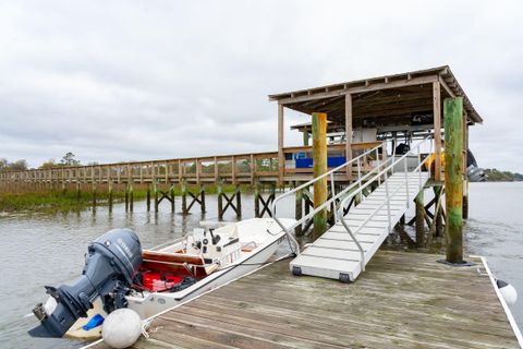 A home in Wadmalaw Island