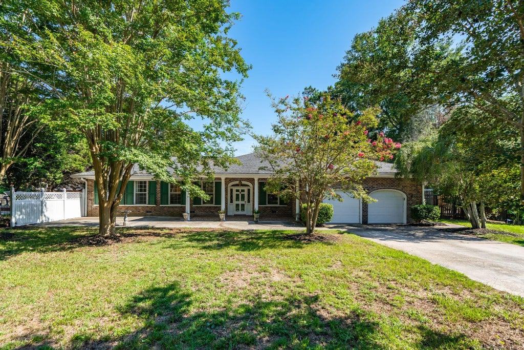 Photo of 734 Waites Drive, Charleston, SC 29412 (MLS # 26025440)