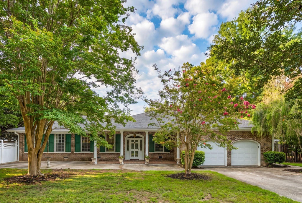 Photo of 734 Waites Drive, Charleston, SC 29412 (MLS # 26025440)