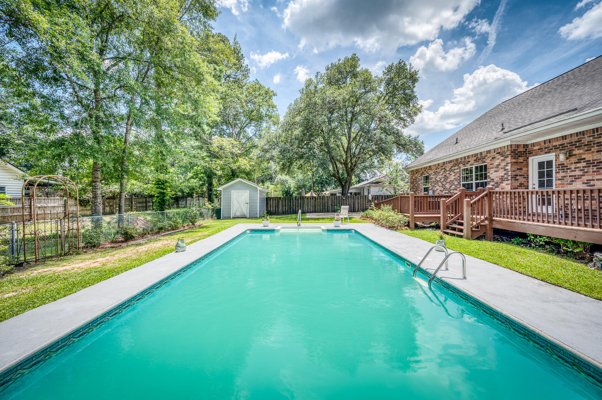 View Summerville, SC 29483 house