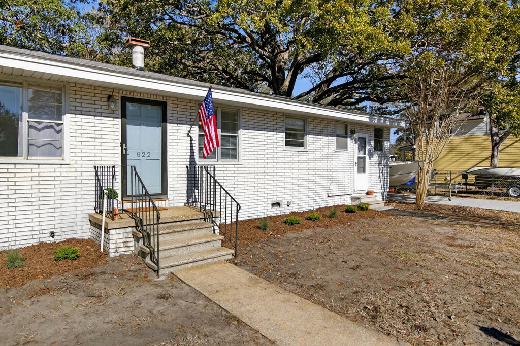 Photo of 822 Rogers Lane, Mount Pleasant, SC 29464 (MLS # 26003932)