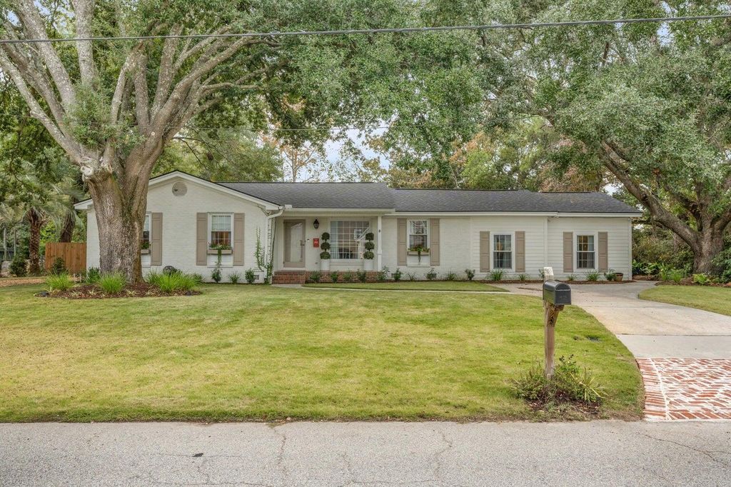 Photo of 930 Cliffwood Drive, Mount Pleasant, SC 29464 (MLS # 26010583)