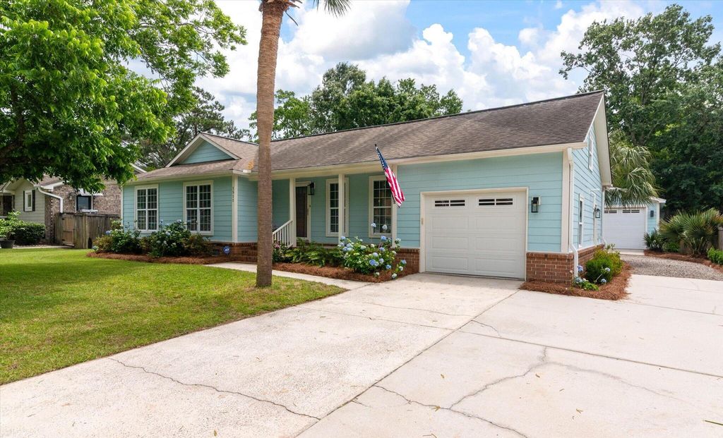 Photo of 1511 Wakendaw Road, Mount Pleasant, SC 29464 (MLS # 26013951)