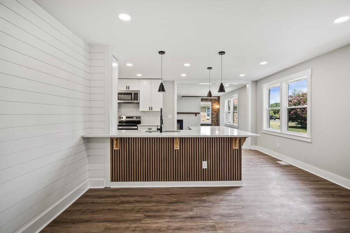 1136 N Highway 17a