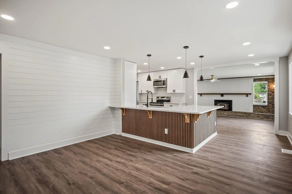 1136 N Highway 17a