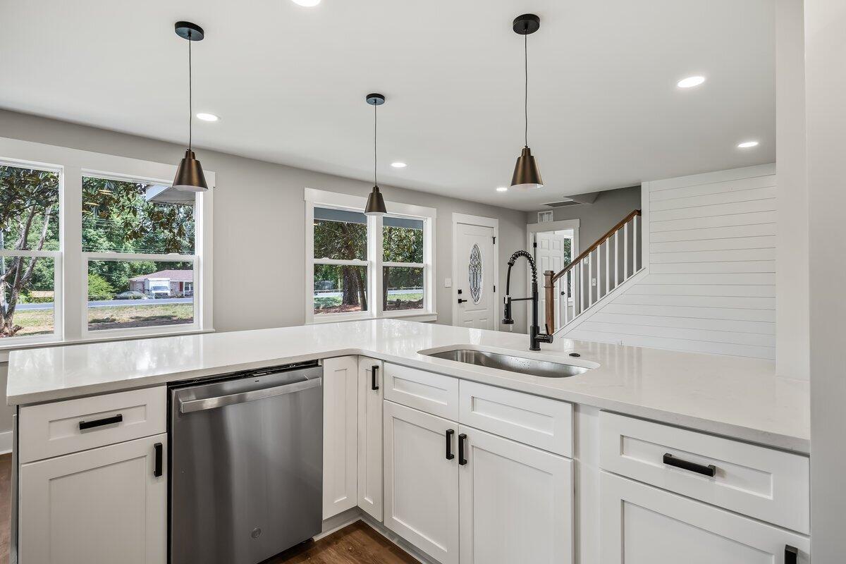 1136 N Highway 17a