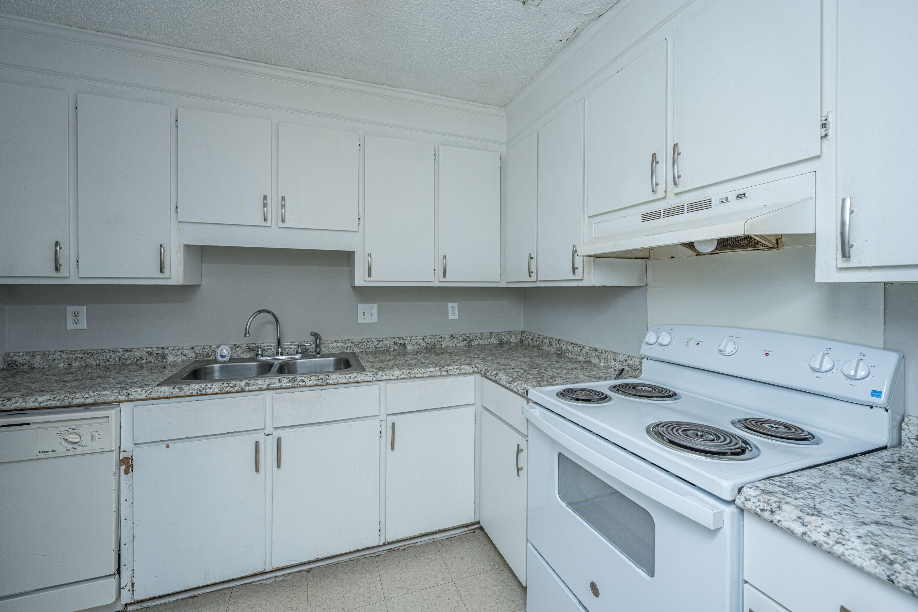 6897 Shahid Row
