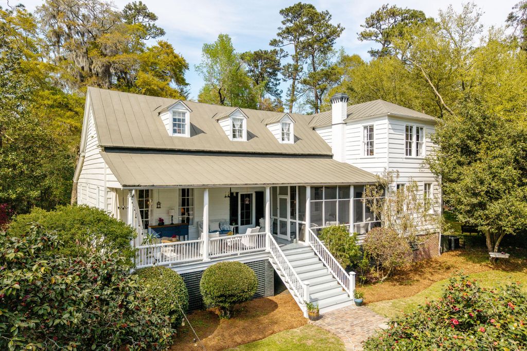 Photo of 517 W Carolina Avenue, Summerville, SC 29483 (MLS # 26014049)
