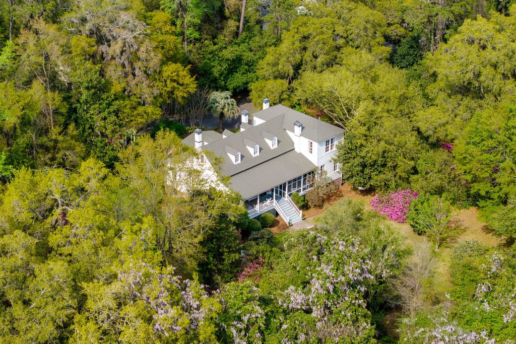 Photo of 517 W Carolina Avenue, Summerville, SC 29483 (MLS # 26014049)